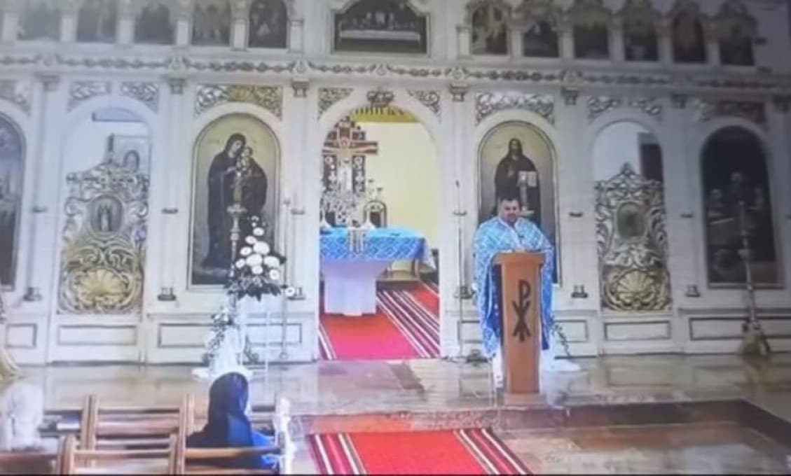 „Keď mi tam šmaríš euro či dve eurá ta co, ja spasiteľ sveta? Ja nie som, Kristus je,“ káral kňaz veriacich (VIDEO)