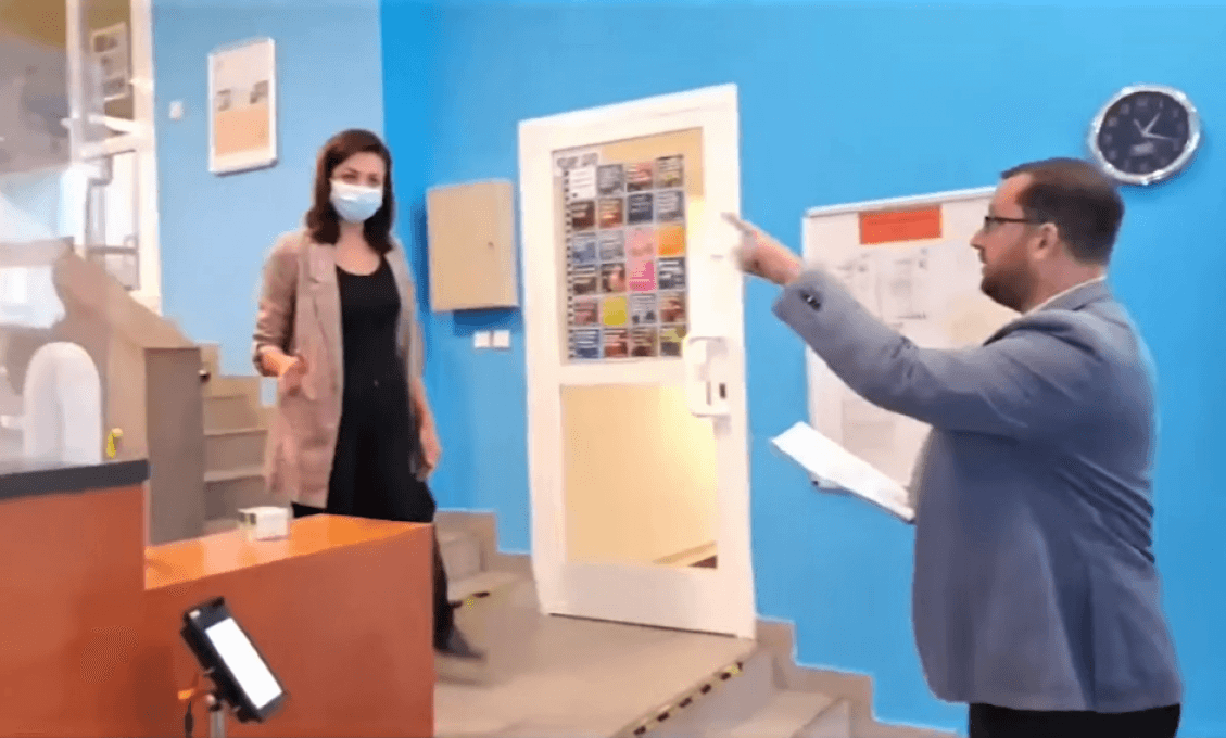 Poslanec Heredoš: "Rodičia, na Mikasovom úrade sa rúška nenosia! Vedeli ste?!" (VIDEO)