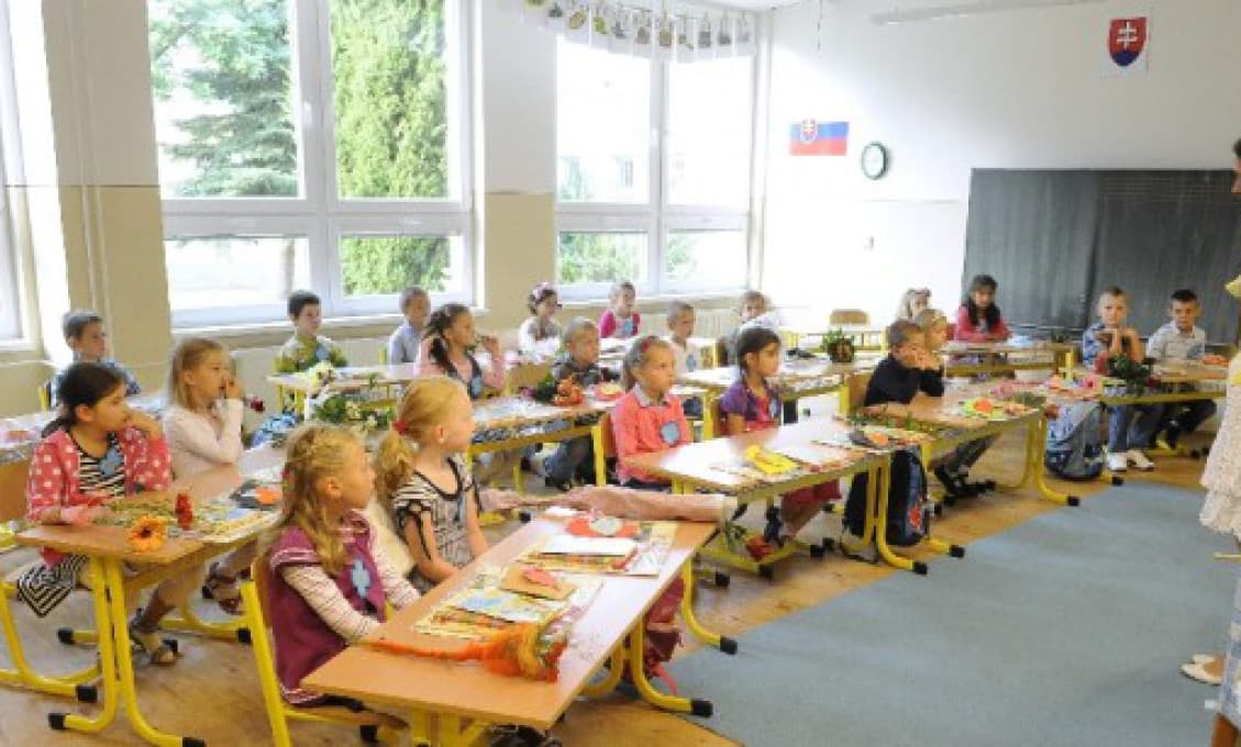 Povinnosť nosiť rúško sa od pondelka pre žiakov ZŠ či špeciálnych ZŠ ruší