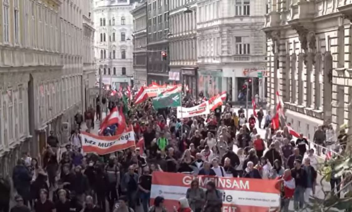 Obrovská masová demonštrácia proti vládnym opatreniam vo Viedni. Vláda nasadila množstvo policajtov (VIDEO, FOTOGRAFIE)