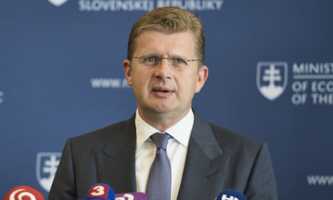 Neskutočné: Na finančnej správe lietali astronomické úplatky. Užívali si ich najmä Slobodník a Makó