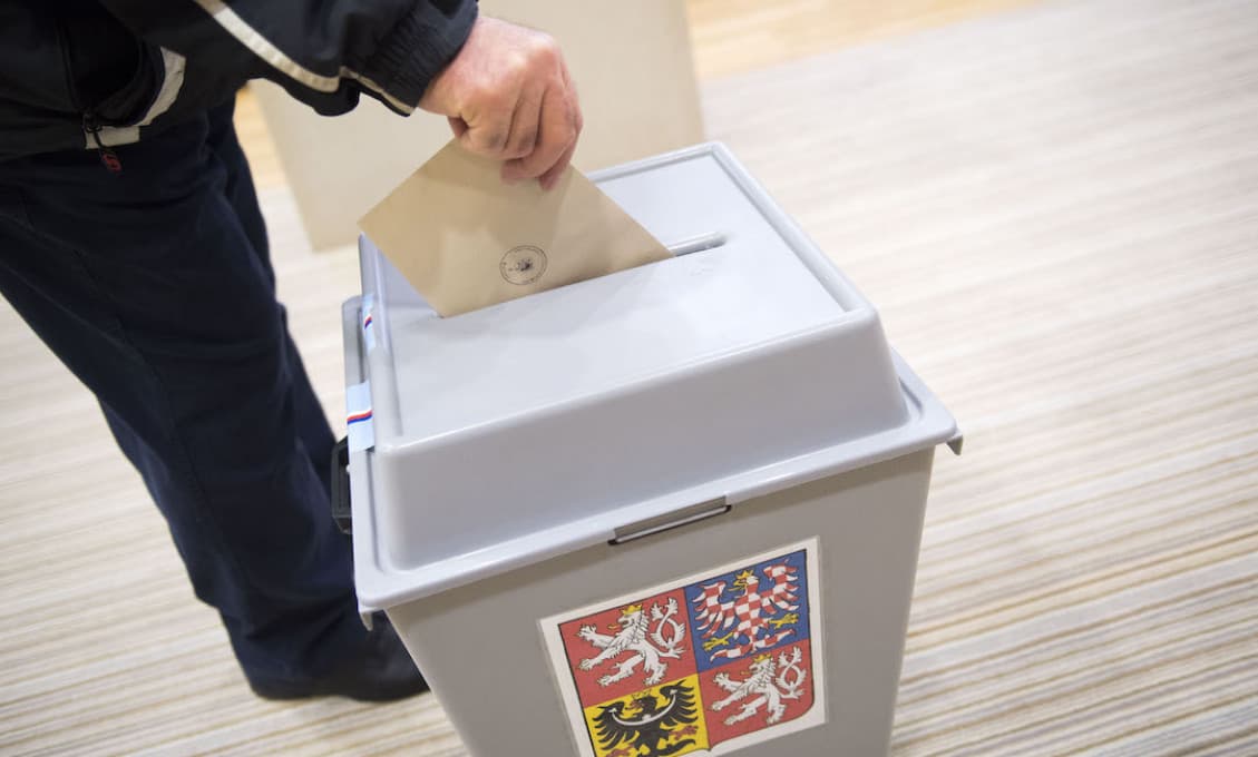 Voľby ČR: Zeman odvolil sediac v kresle na zámku v Lánoch