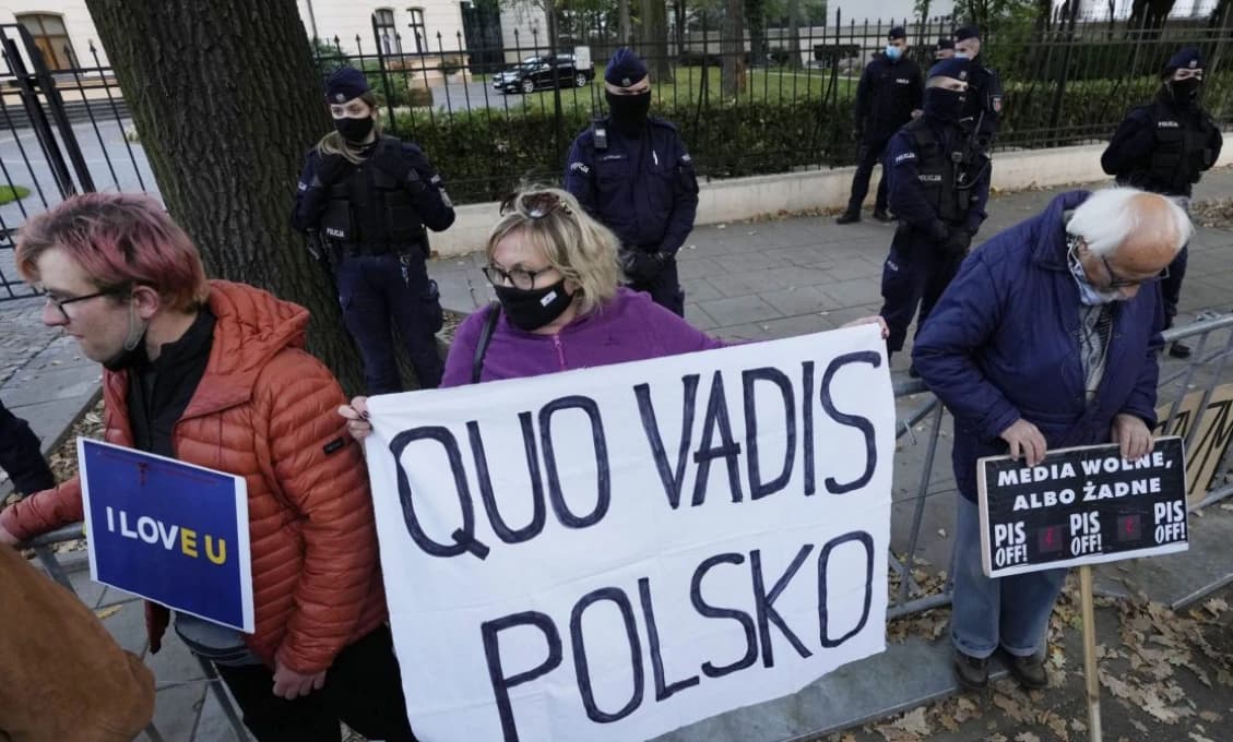 Krok Varšavy k Polexitu ukazuje, že EÚ je starý Sovietsky zväz oblečený v západných šatách (Paul A. Nuttall)