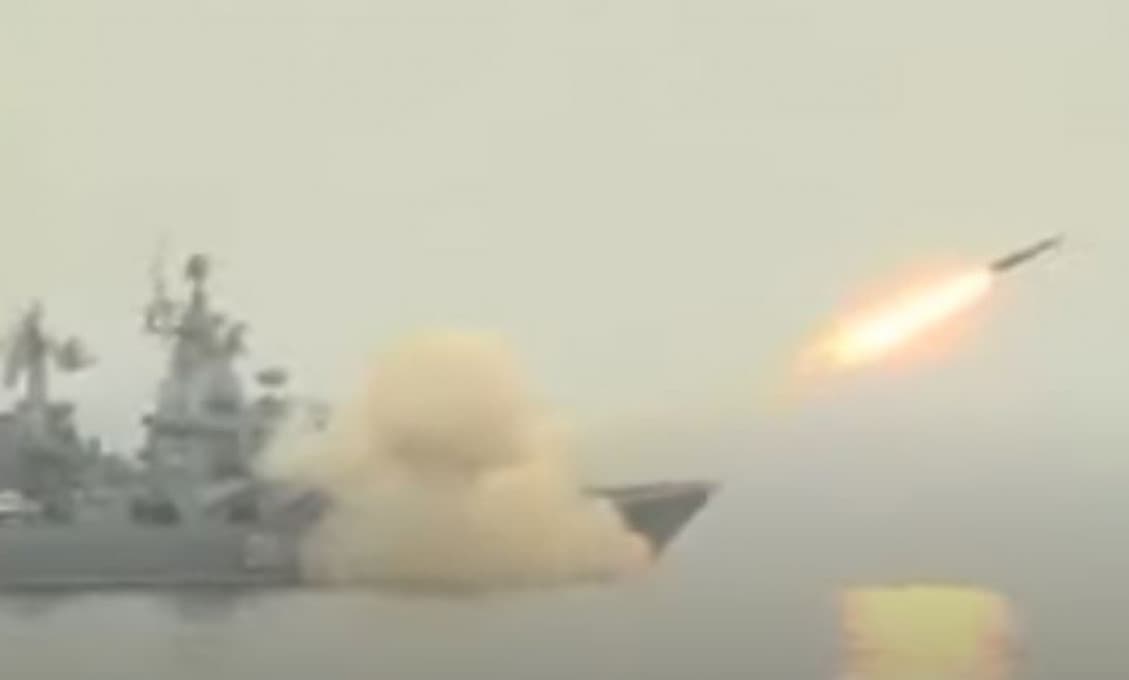 Ruský krížnik Varjag, po zuby vyzbrojený, zastreľuje rakety Kindžal v Japonskom mori