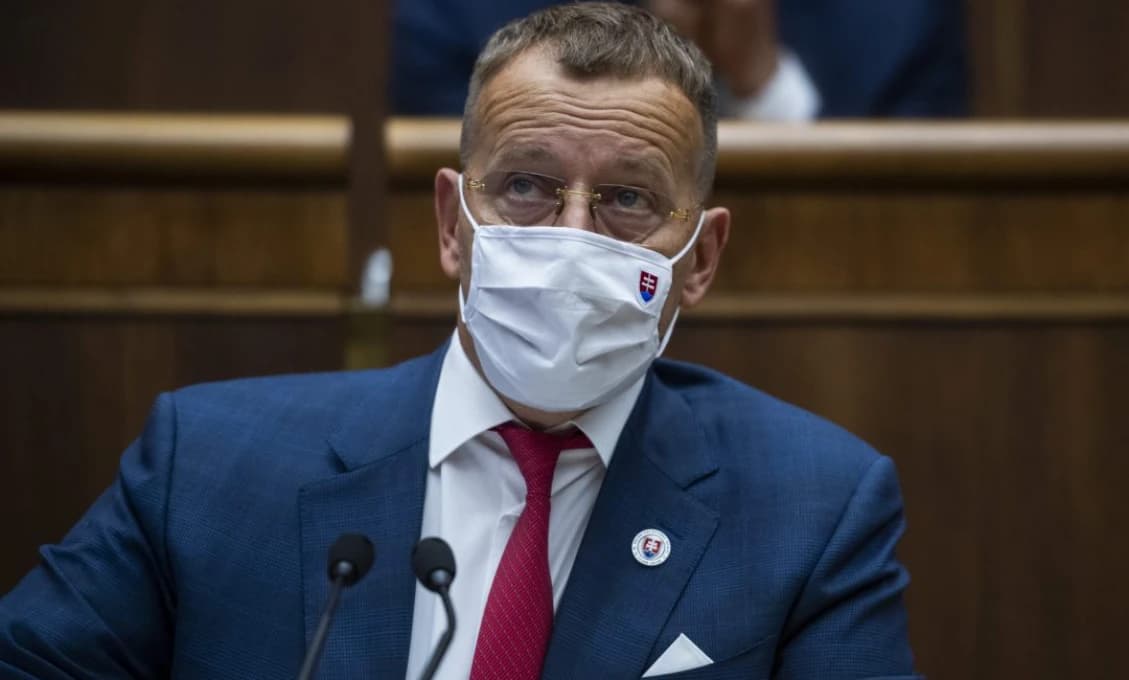Kollár vykázal Krupu zo sály: Tvrdí, že je alergický. Nikto však nevie či na rúško alebo Kollára