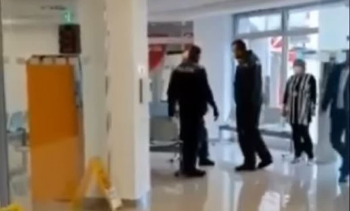 Tak polícia tu moralizuje o šikanovaní? A tento brutálny zásah je čo? (Video)