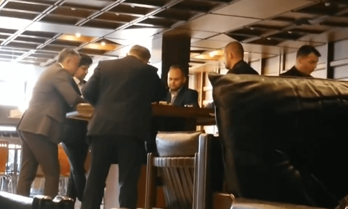 Vodu kážu, víno pijú! Koaliční poslanci sa v bufete veselo promenádujú bez rúšok (VIDEO)