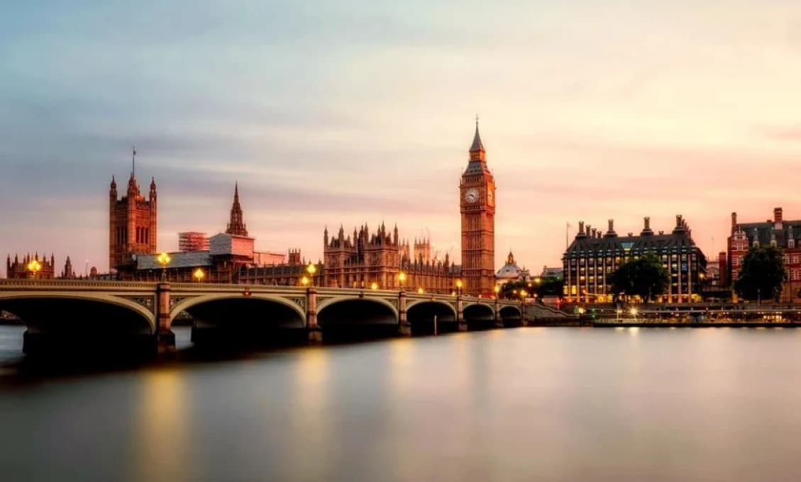 Predať Britániu aj s drobkami americkému kapitálu?