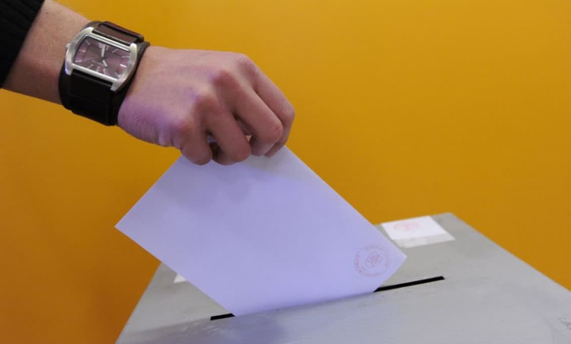 V sobotu si v 25 obciach volia starostov i poslancov, dbať treba na opatrenia