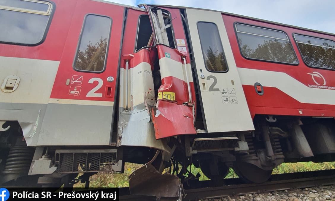Náhradný vlak narazil do vlaku, ktorý mal pre poruchu odtiahnuť