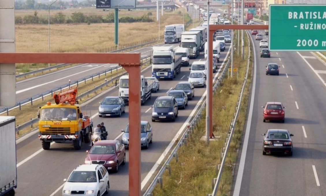 POZOR: Polícia varuje pred podvodníkmi predstierajúcimi poruchu auta, aby vylákali peniaze