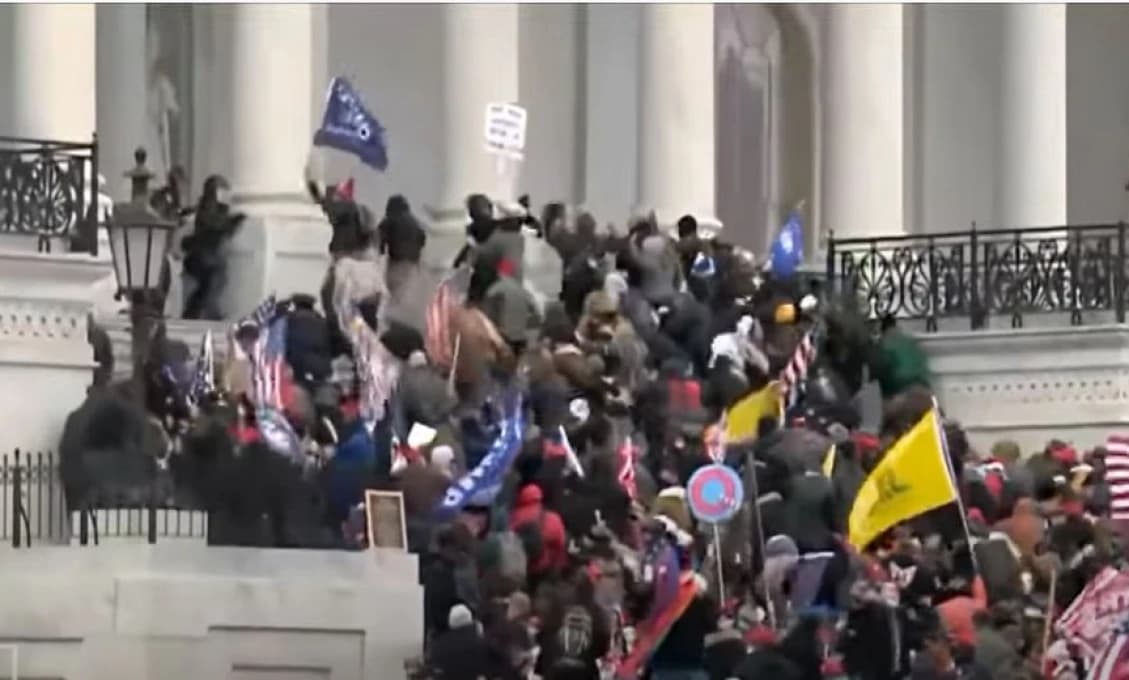 FBI mal pred útokom na americký Kapitol konkrétne indície, no IGNOROVAL ich (VIDEO)