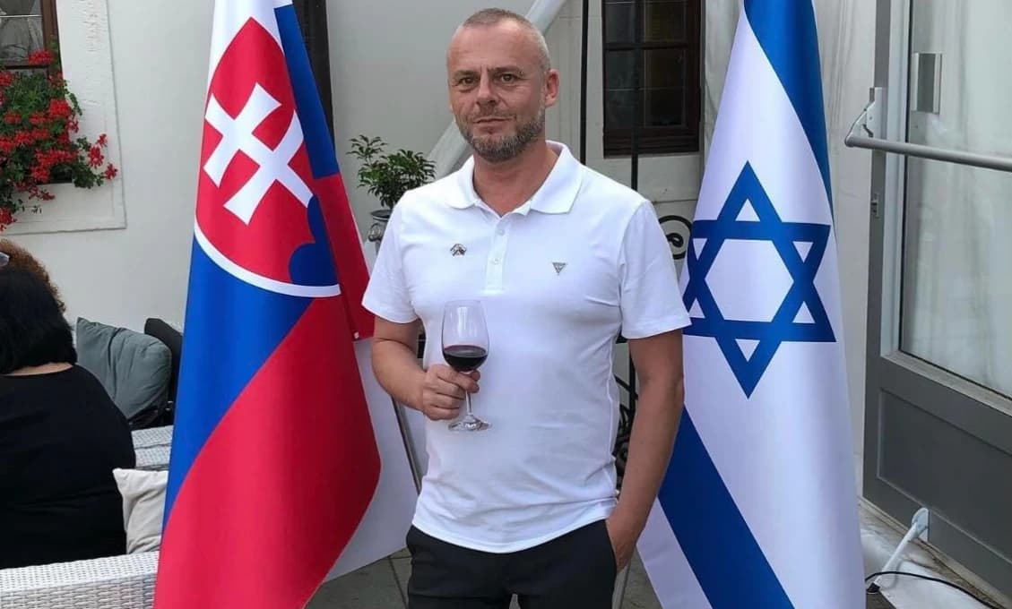 Zomrel obľúbený stylista Marek Almassy. Smútia aj politici