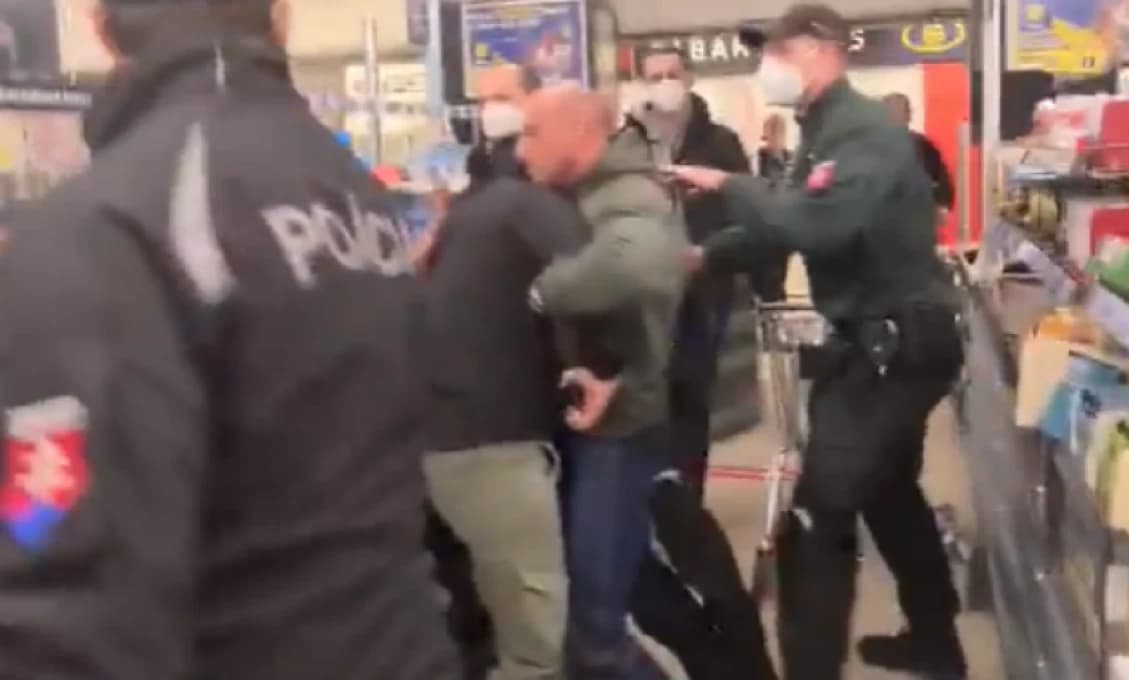 Hnus! Ďalší brutálny zásah „hrdinov“ v policajnej uniforme (VIDEO)