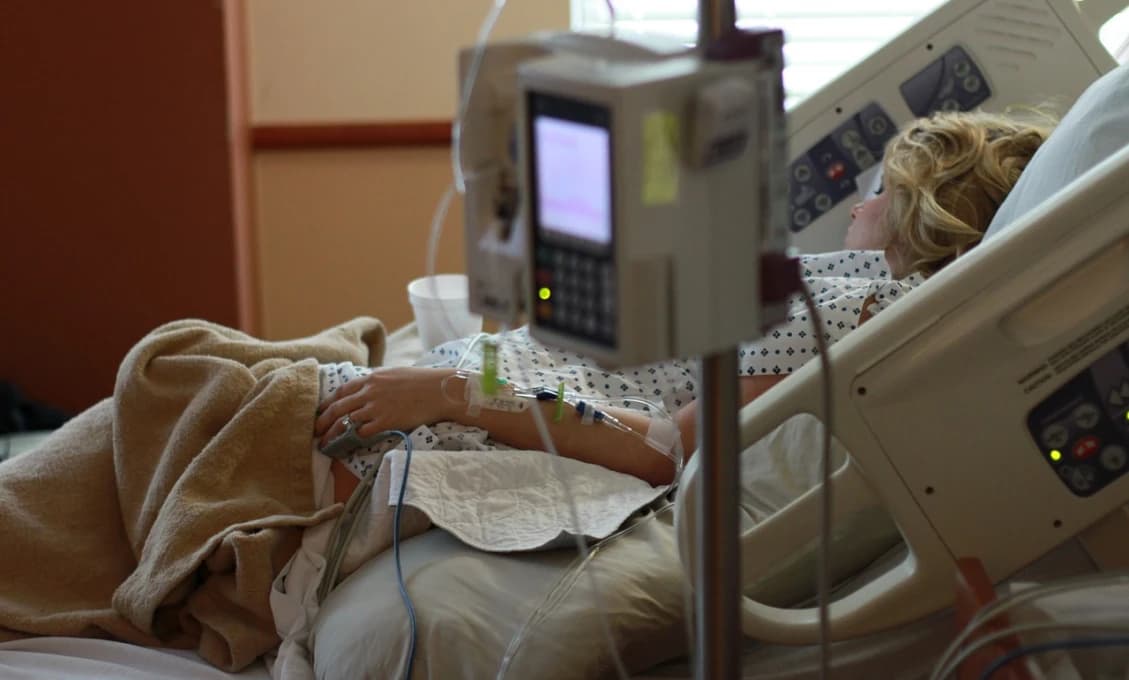 Za rekordným počtom hospitalizácií je chybné hlásenie z Nových Zámkov
