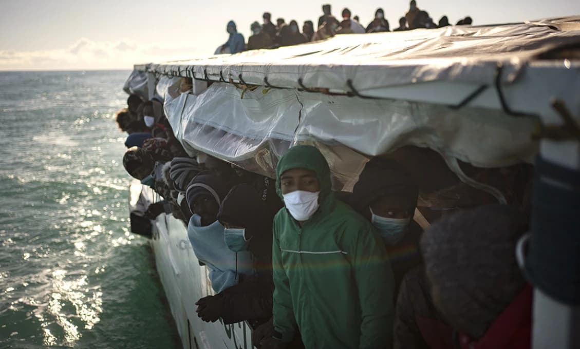 Loď s vyše 800 zachránenými migrantmi dostala povolenie zakotviť v Taliansku