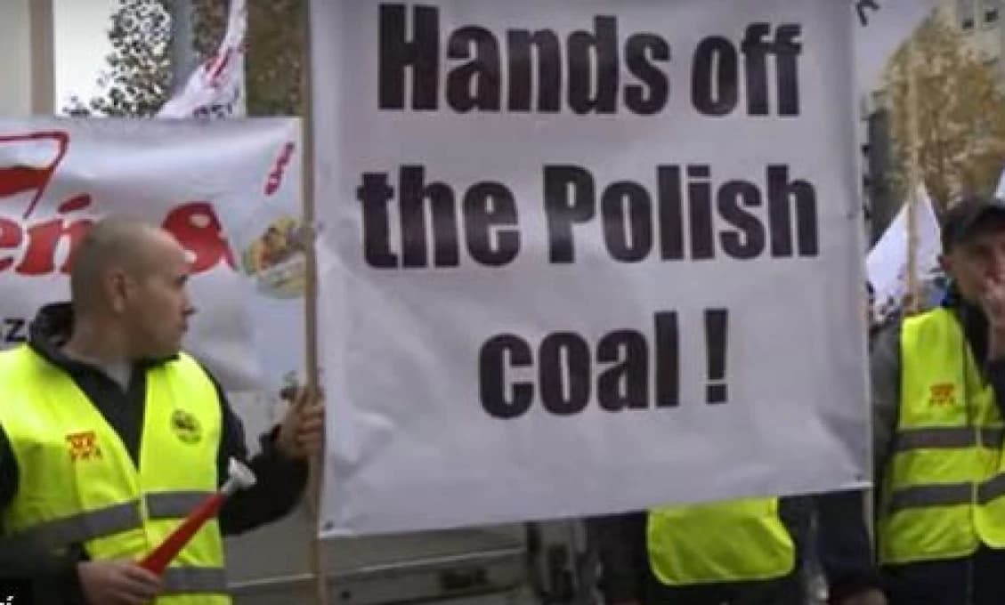 „Ruky preč od poľského uhlia!" Protest baníkov proti transformácii energetiky vo Varšave (VIDEO)