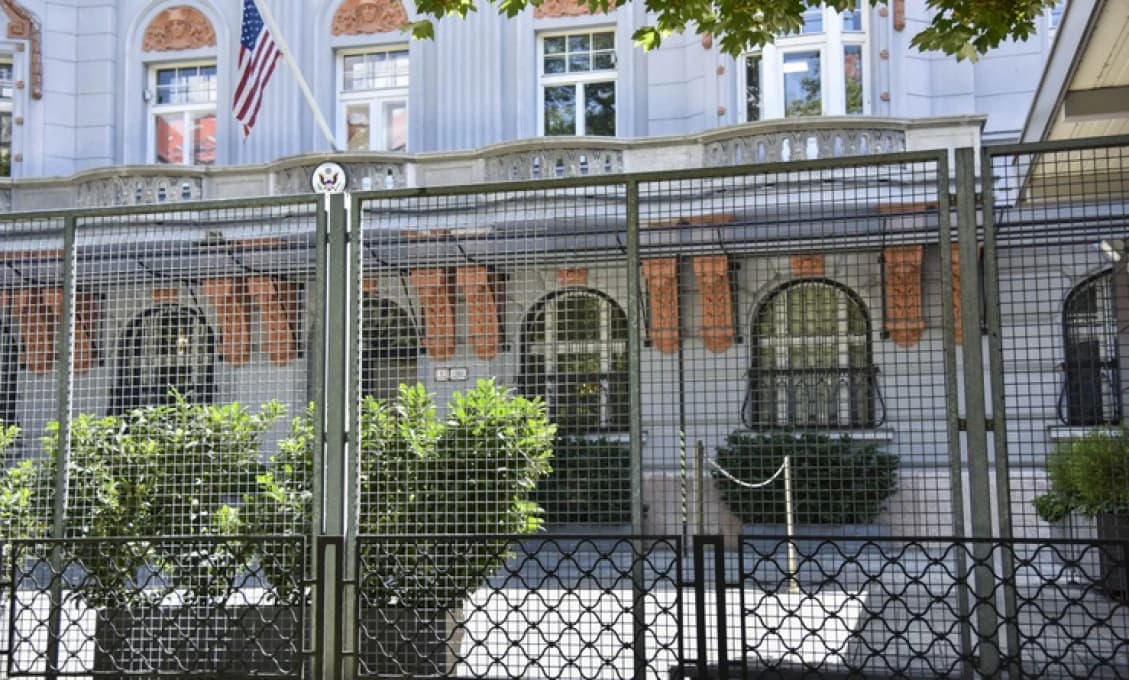 Bude americká ambasáda čeliť na Slovensku súdu? Dlhuje Bratislave státisíce!