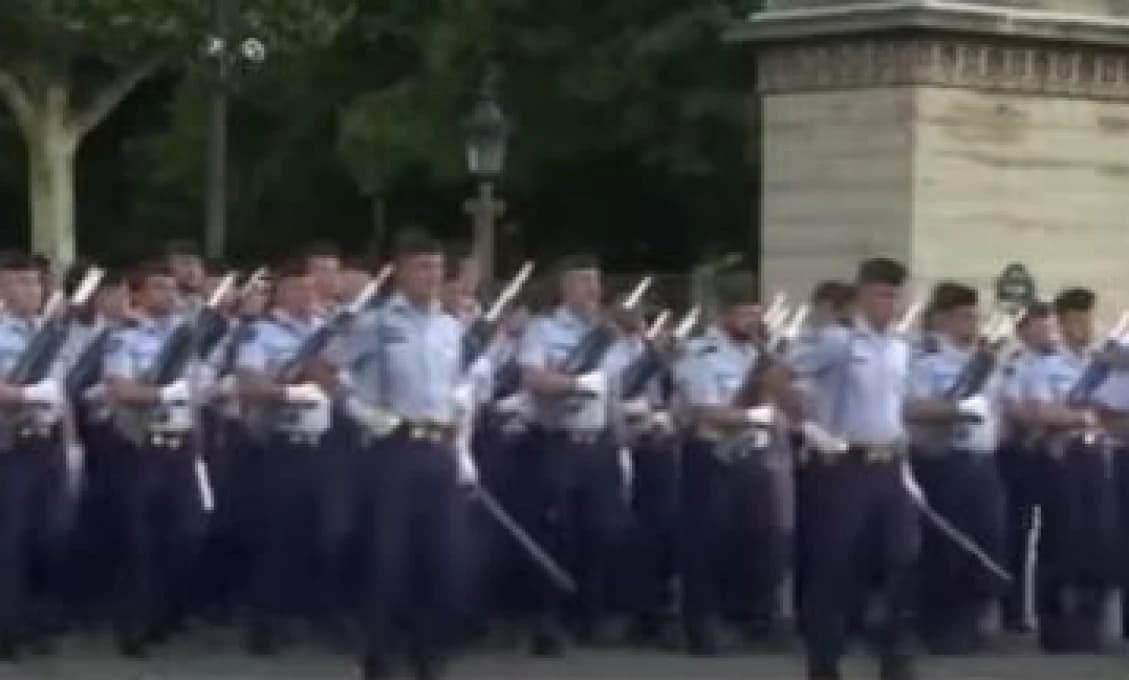 Očkovanie Pfizerom: 357 vedľajších účinkov u 200 000 francúzskych vojakov... a trest za odmietnutie vakcíny (VIDEO)