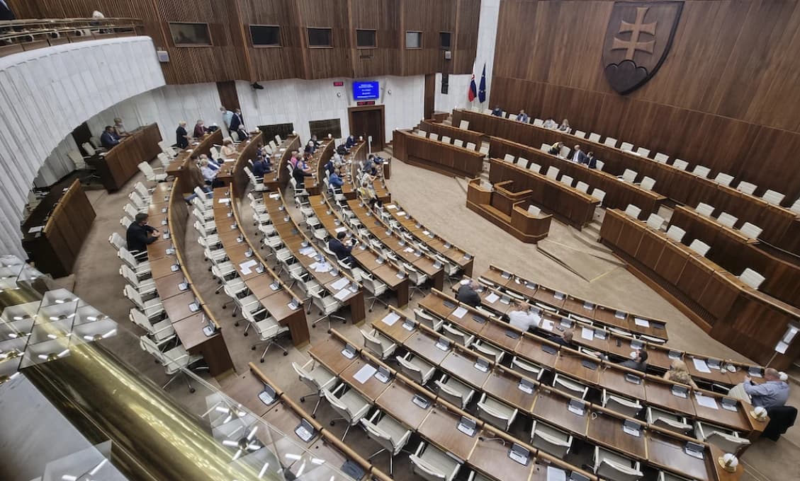 Pred víkendom poslanci SCHVÁLILI opatrenia. Čo nás čaká?