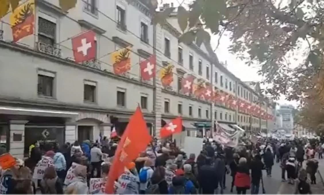 Tisíce ľudí protestovali v Ženeve proti koronovým opatreniam a „povinnému očkovaniu“ (VIDEÁ)