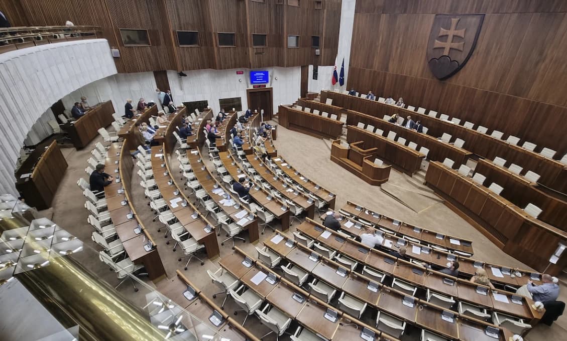 Vláda by sa mala zaoberať pandemickými opatreniami i armádnymi materiálmi
