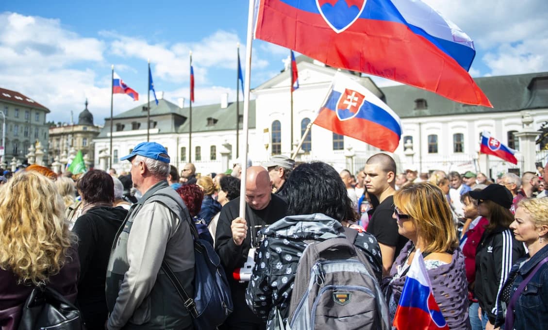 Protesty začali! Okolo parlamentu to začína hustnúť. Ako sa to skončí?