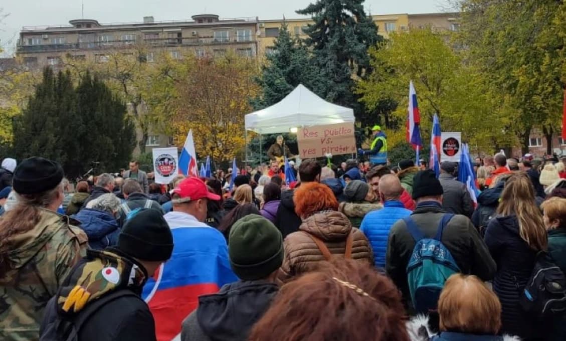 „Hanbáááá!“ či „Fúúúj“ Aj toto kričali rozhnevaní Slováci na politikov