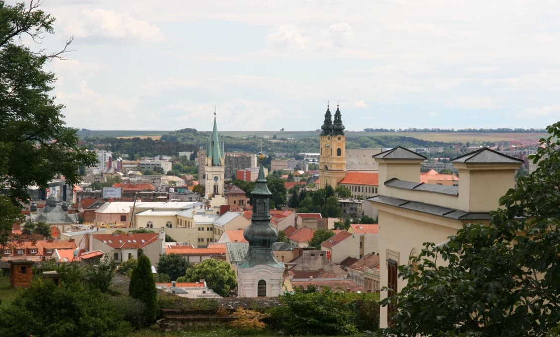 Nitriansku bytovku seniorov trápia návštevy opitých bezdomovcov