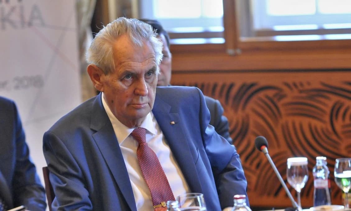 ČR: Zemana vezú späť do nemocnice, údajne má covid