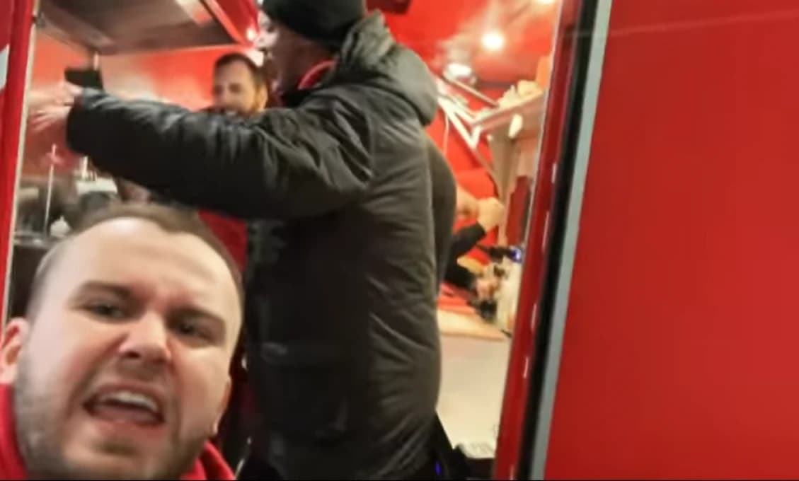 Nenaštvi úradníka, vyvŕši sa na tvojich zákazníkoch!