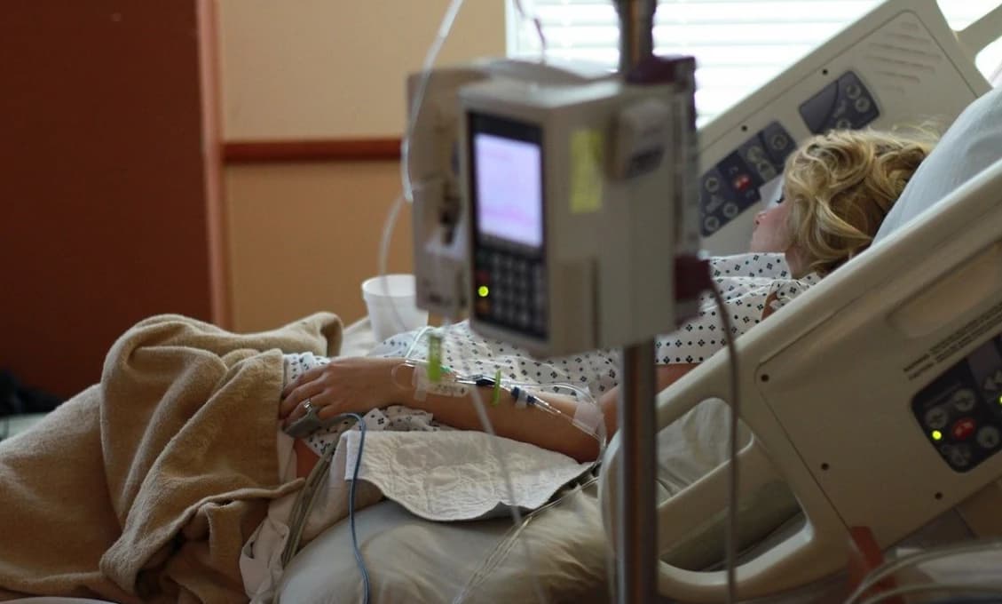 Najväčšou skupinou hospitalizovaných s COVID-19 sú seniori nad 65 rokov