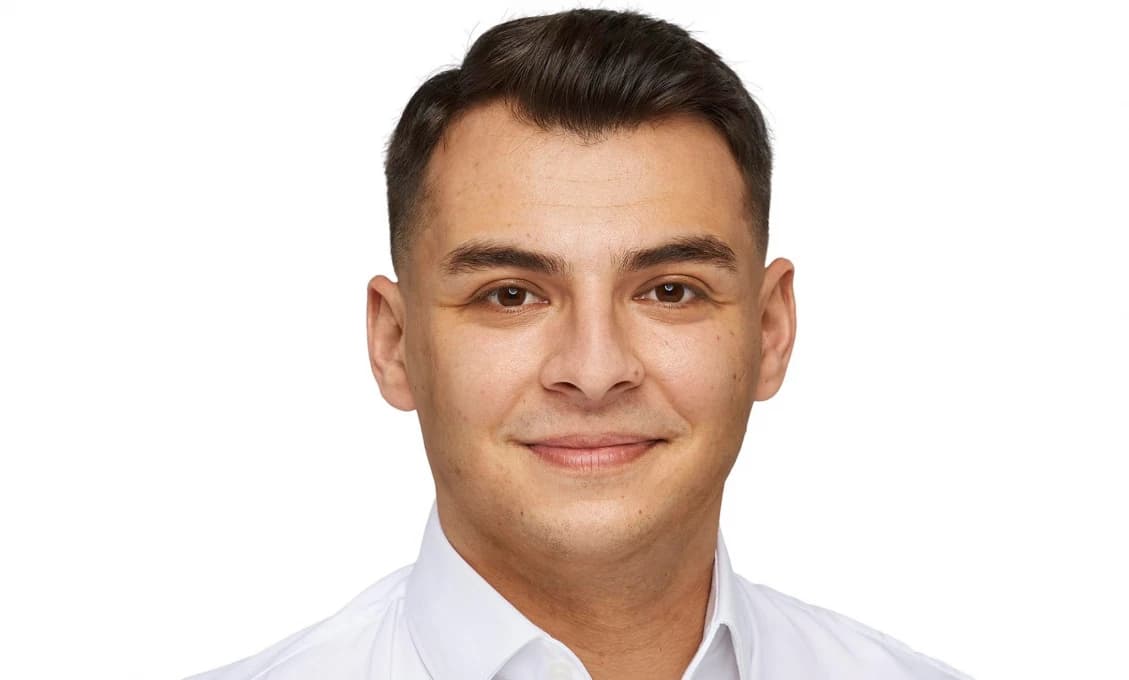Pollákovi mladšiemu z OĽaNO zadržanie Fica „urobilo jeho deň“. Ľudské práva ani poslanecký preukaz mu nepomôžu, napísal