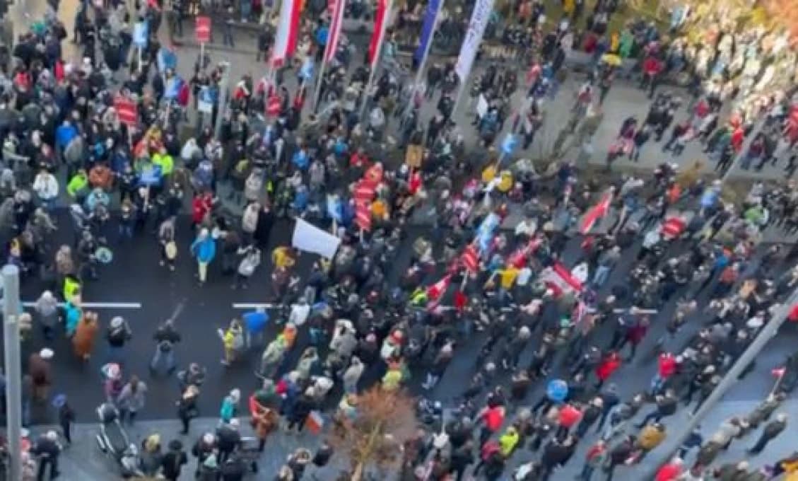 Vládna elita „pribrzďuje“. Odvráti sa povinné očkovanie na pracovisku?