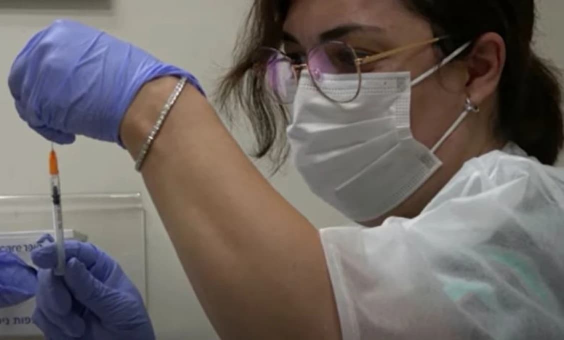 V Izraeli čoraz viac ľudí odmieta geneticky modifikovaný „booster“... a ako sa z očkovaných stávajú neočkovaní