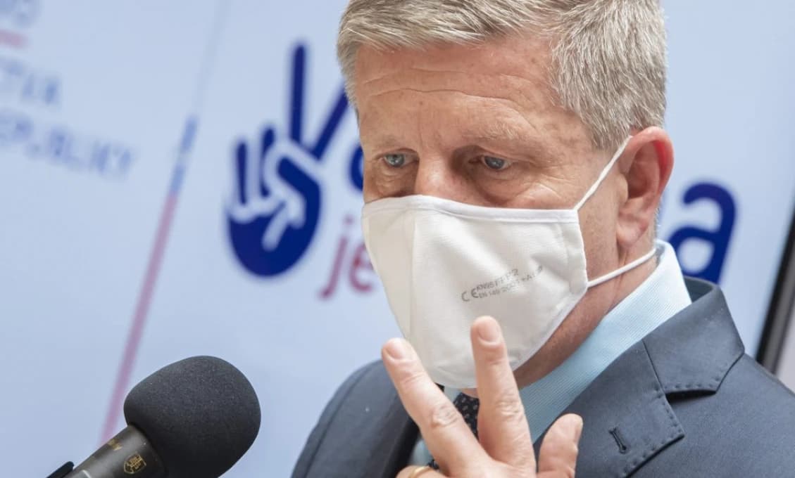 Ako keby minister zdravotníctva odkazoval z pláže - omikronu sa báť nemusíte!