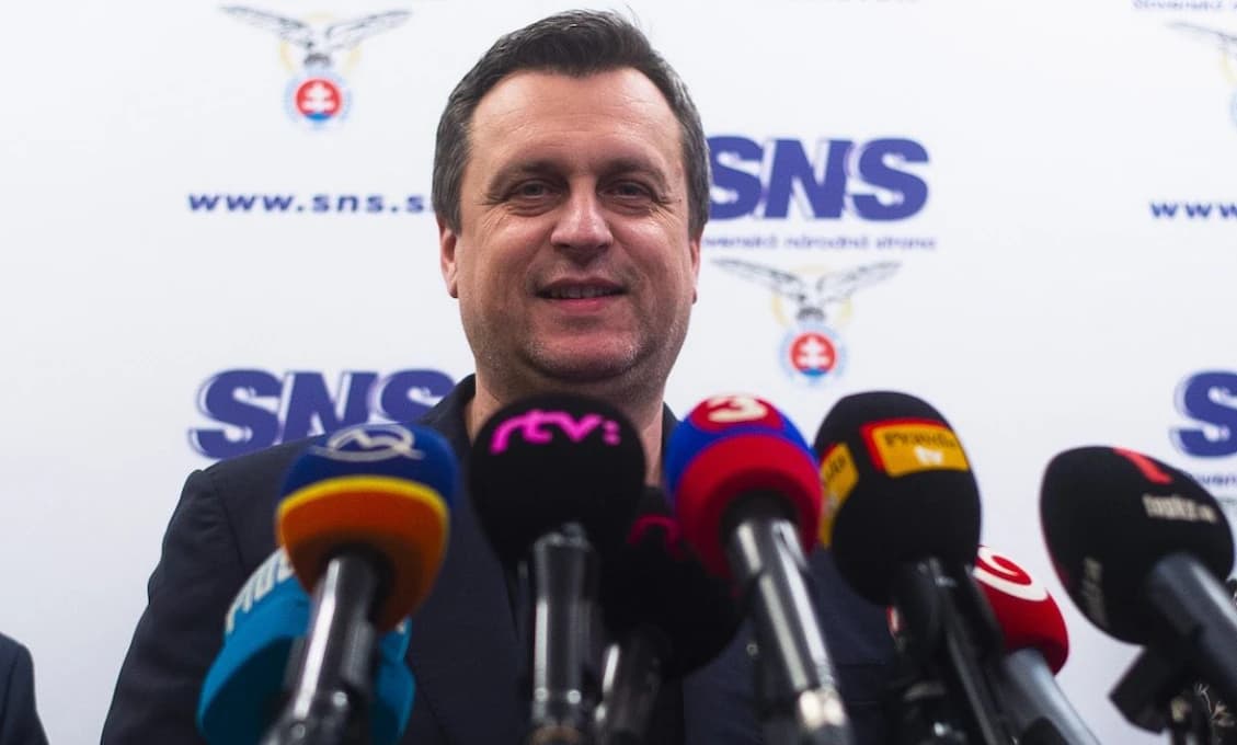Koho viní SNS za stav v spoločnosti?