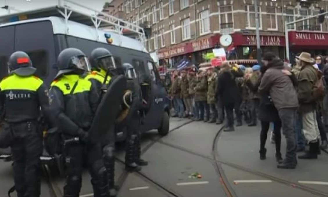 Použitie policajných psov a obuškov. Protest tisícok ľudí v Amsterdame napriek zákazu (VIDEÁ)