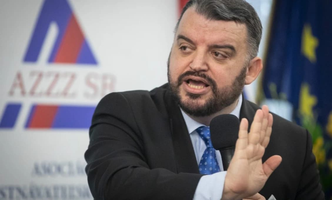 Politológ poukazuje na praktiky dotácií iba pre "našich"