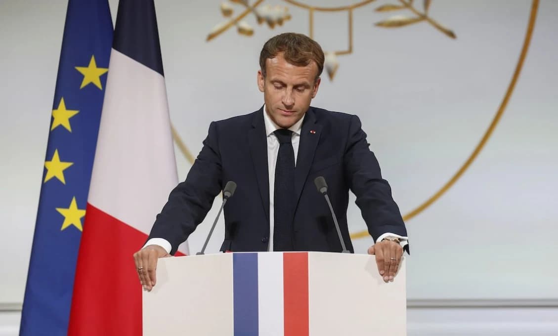 Prezident Macron chce časť občanov "trápiť až do konca"