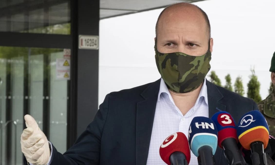 Ozval sa ďalší s guľami: Škoda, že minister obrany ničím iným nerozmýšľa!