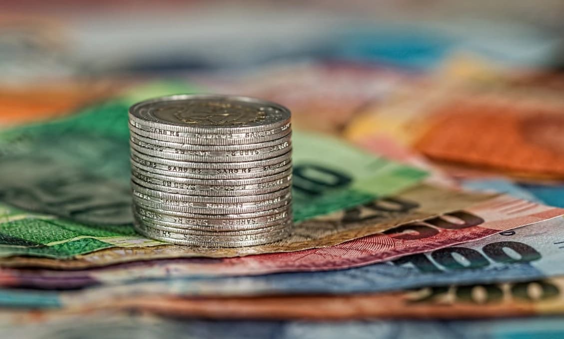 Euro nemá na ružiach ustlaté. Neefektívne uložené peniaze v bankách ako jazda na koni po diaľnici (Ľuboš Pavelka)