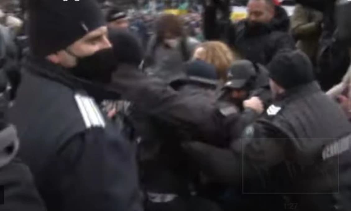 Búrlivé protesty proti COVID opatreniam: Demonštranti zaútočili na budovu parlamentu v Sofii (VIDEO)