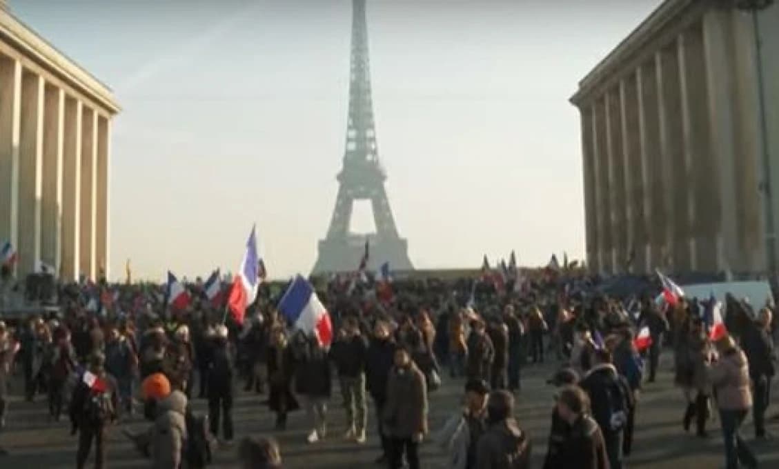 Paríž, Viedeň, Atény či Rím – vo viacerých európskych mestách opäť protestovali tisíce odporcov očkovania (VIDEO)