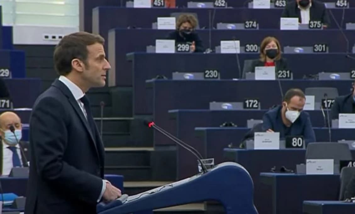 Prezident Macron „zneužil“ pôdu europarlamentu. Nasledovala spŕška kritiky (VIDEO)
