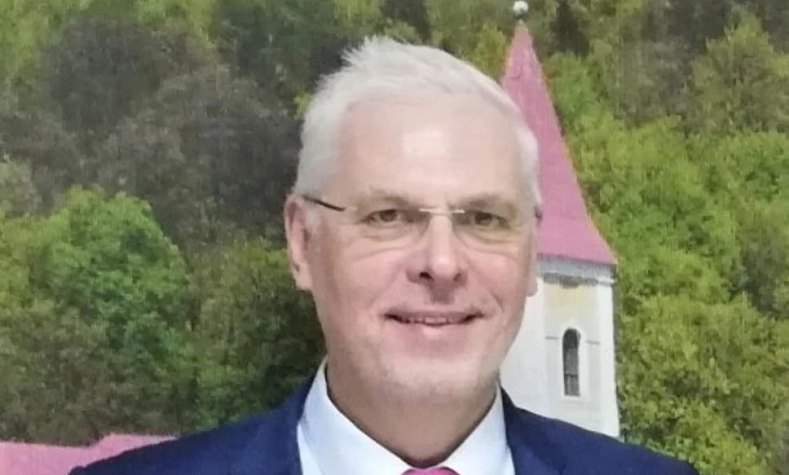 Sebavedomia po oblaky, úcty ani za krtinec...