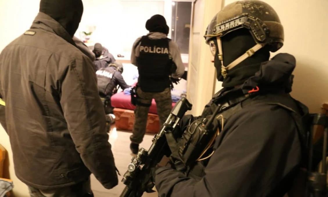 Policajti v kuklách zadržali bývalého kolegu