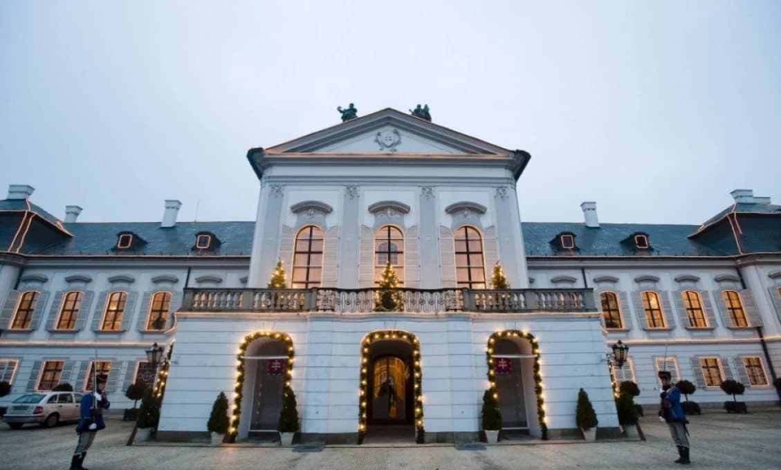 Palác sa ohradil
