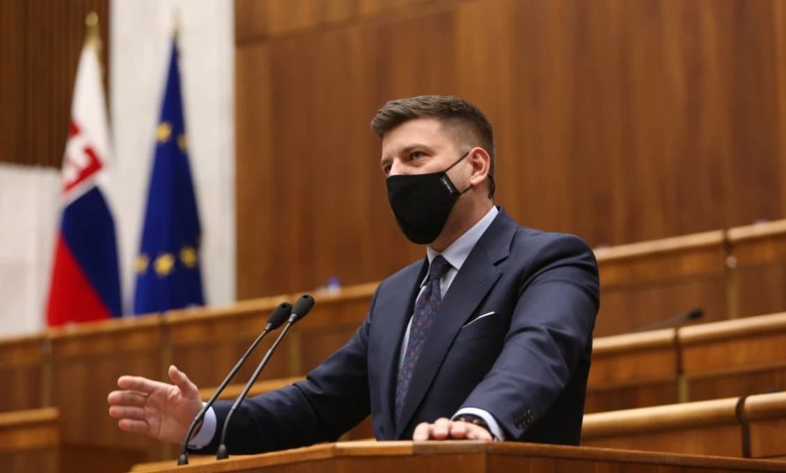 M. Borguľa (Sme rodina): Obranná zmluva mala byť pripravená úplne inak