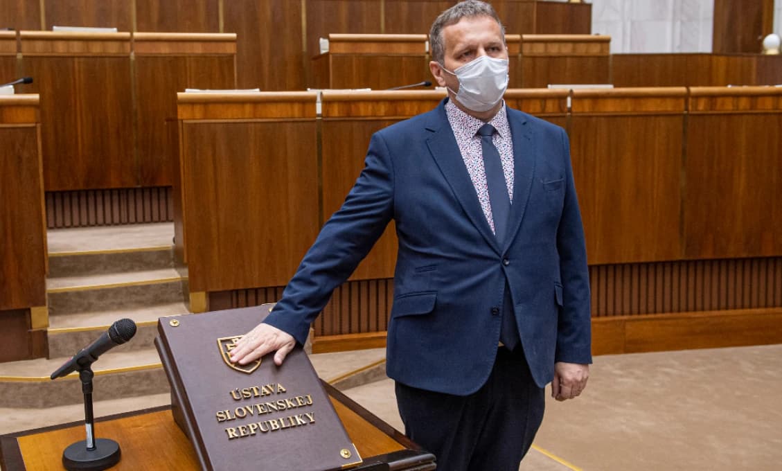 Kuriak z OĽaNO hlasoval PROTI! Prečo tak urobil?